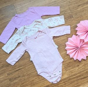 3 Carter's long sleeve onsies 💕